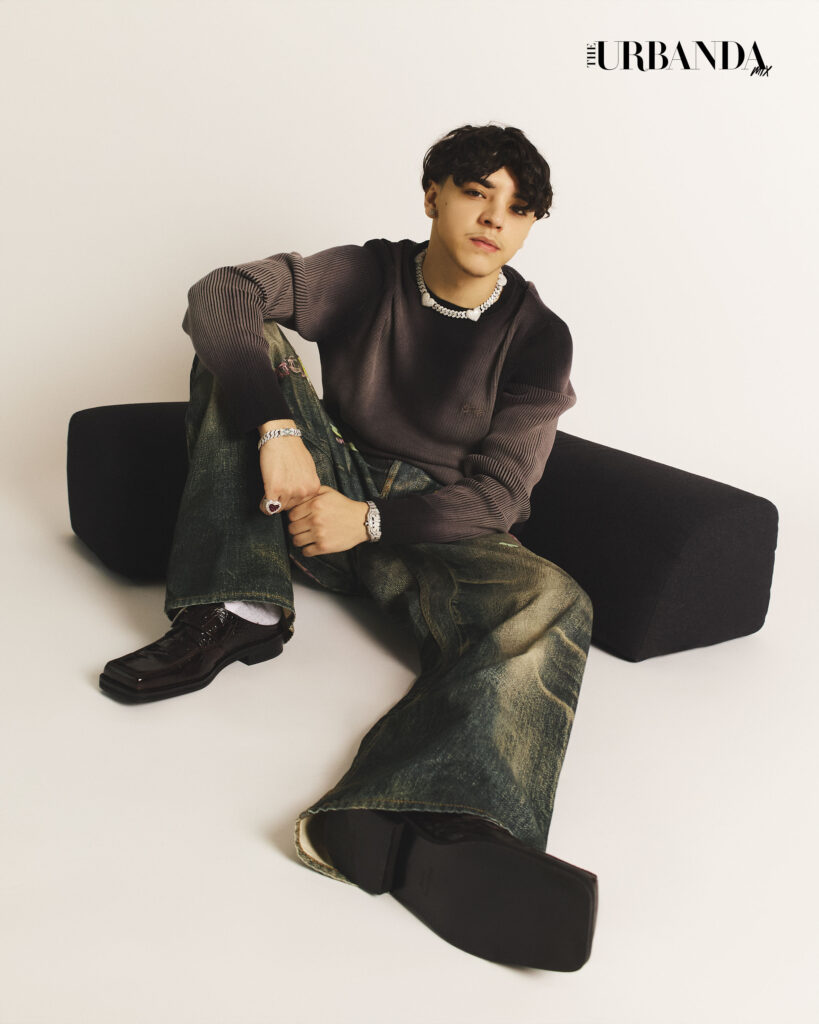 Xavi pantalon denim deslavado y jersey negro