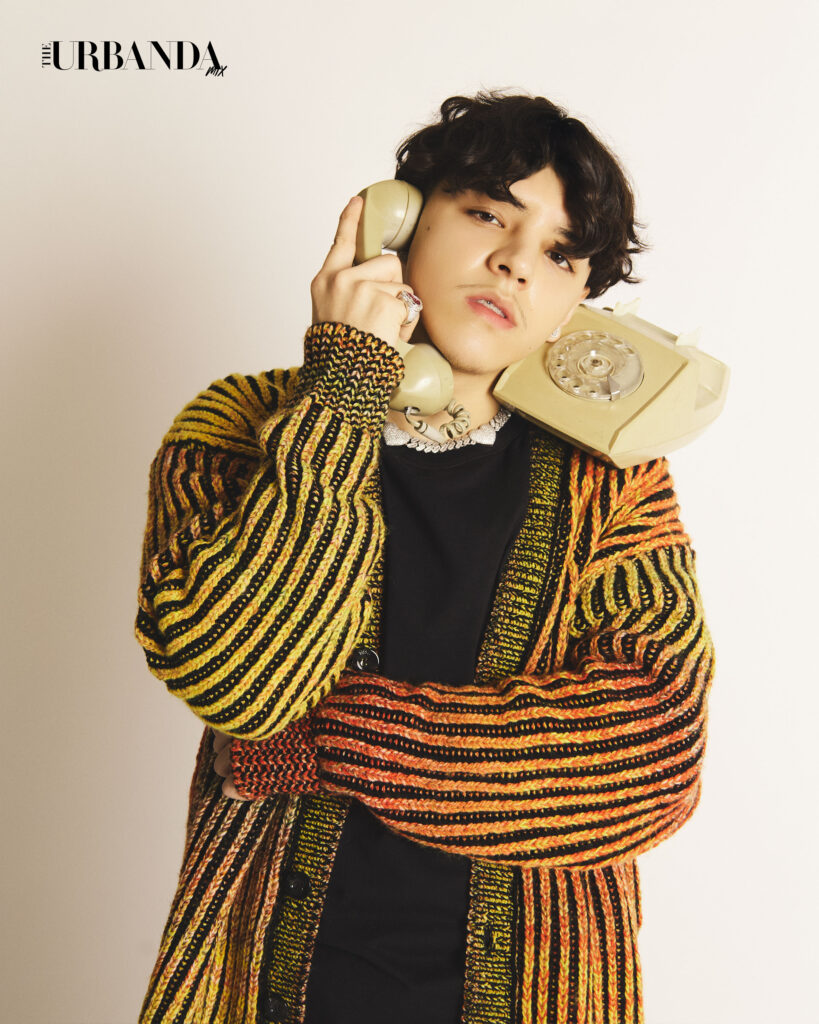 Xavi cardigan amarillo y naranja de rayas y camiseta negra con telefono