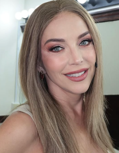 Laura Flores reaparece con un look totalmente renovado