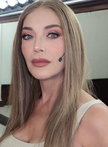 Laura Flores reaparece con un look totalmente renovado - FOTO @laurafloresmx