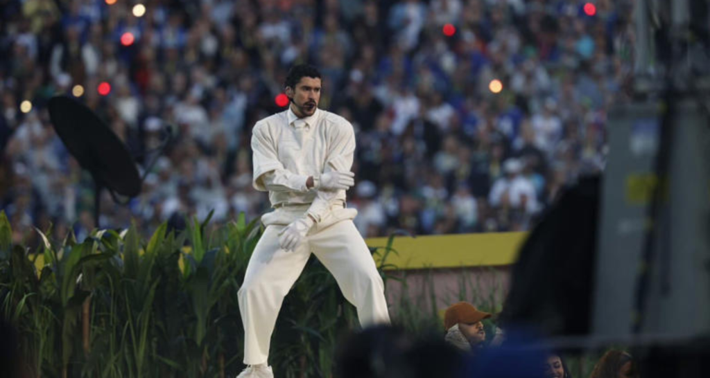 El look minimalista de Bad Bunny en el Super Bowl 2026