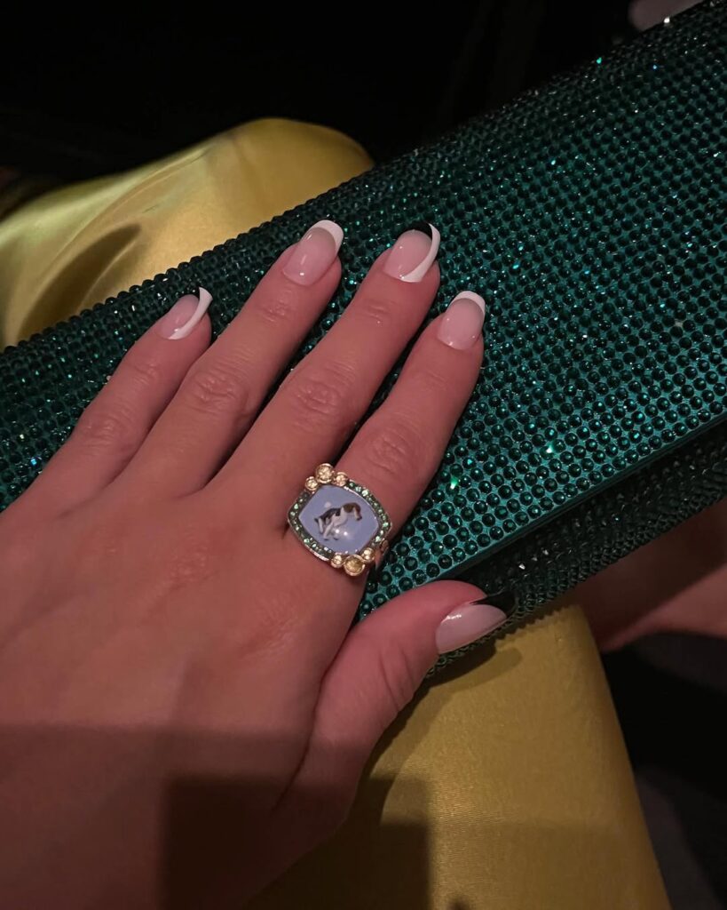 Anillo que Gabriela compartía con Bad Bunny