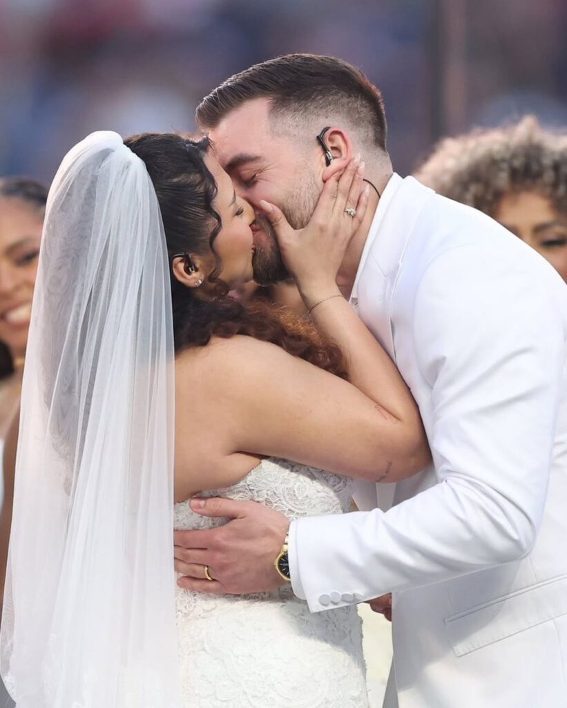 Una pareja que guardará este momento en su corazón, la boda en el show de Bad Bunny en el Super Bowl 2026