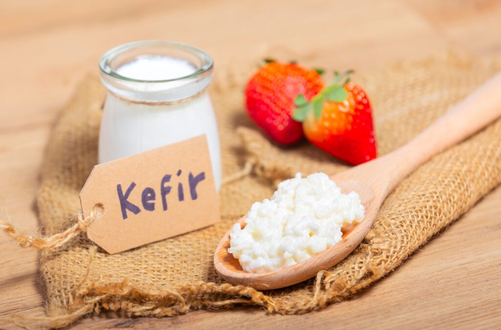 El kéfir es una bebida fermentada que se elabora tradicionalmente con leche y granos de kéfir. 