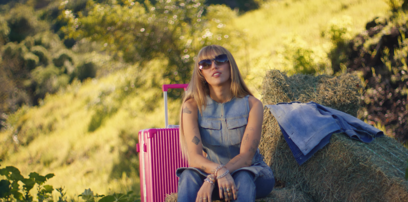 Miley Cyrus lanza Younger You en el especial del 20 aniversario