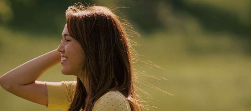 Miley Cyrus lanza Younger You en el especial del 20 aniversario