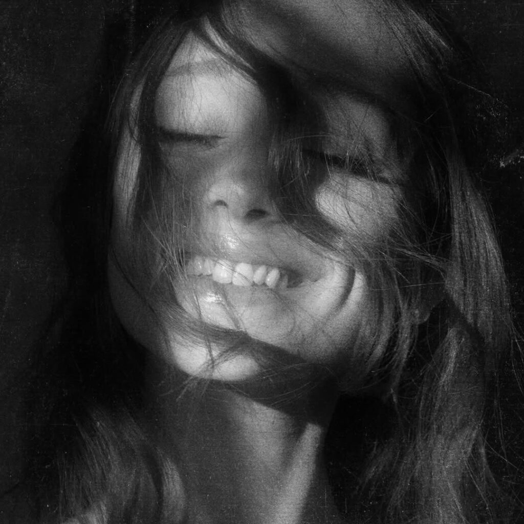 Con una portada sencilla, Ariana Grande dio a conocer el lanzamiento de Petal / Créditos: Instagram Ariana Grande. 