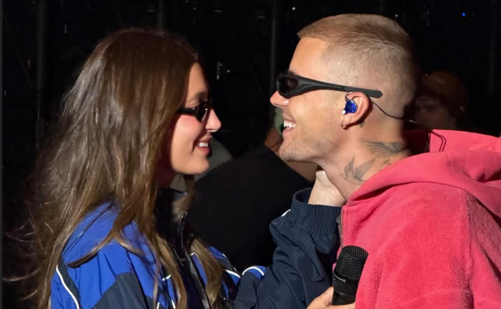 En redes circularon video de la presencia de su esposa Hailey y su hijo en Coachella.