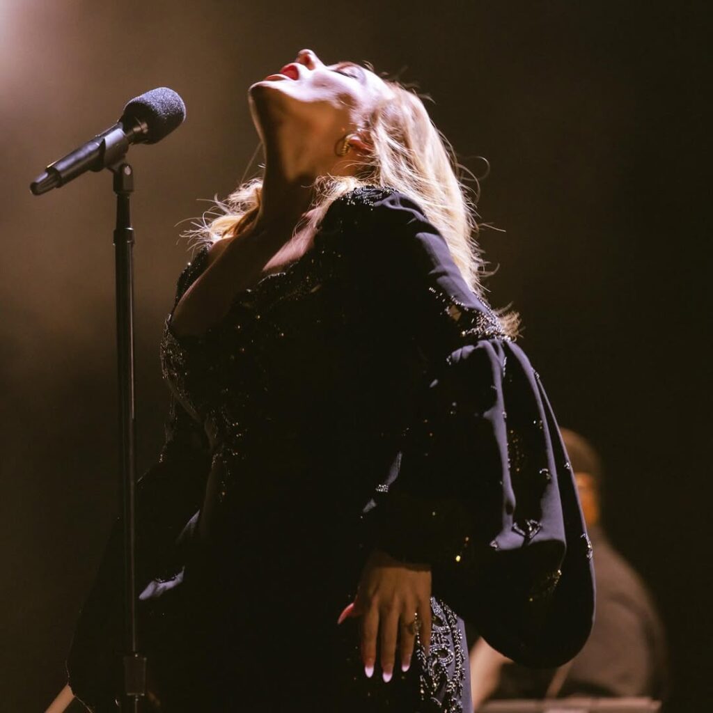 La fuerza de “Rolling in the Deep” radica en su capacidad de combinar una historia personal con un sonido universal / Créditos: Instagram Adele. 