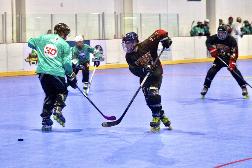 En México el acceso al hockey sobre hielo es limitado, por lo que han crecido modalidades como el hockey en línea y el hockey sobre ruedas.