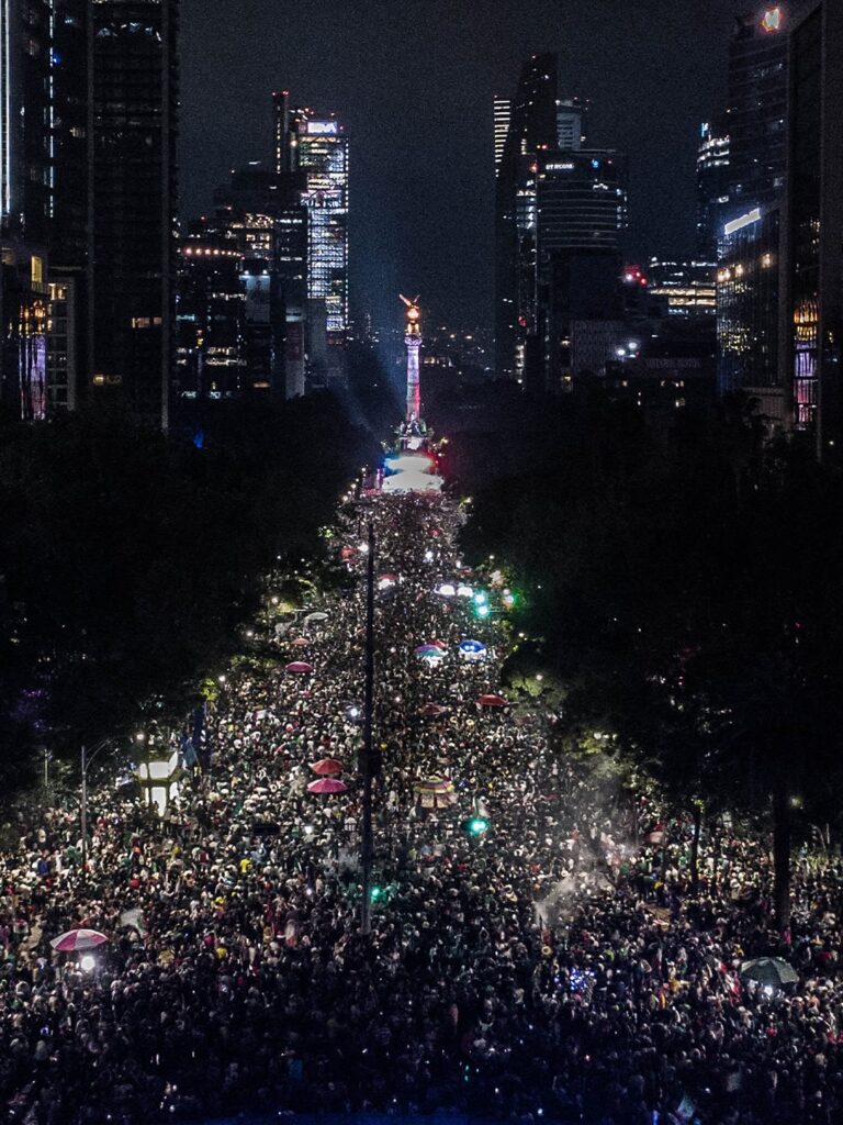 La afición mexicana celebró el triunfo del tricolor en el Ángel de la Independencia / Créditos: Instagram FIFA World Cup. 