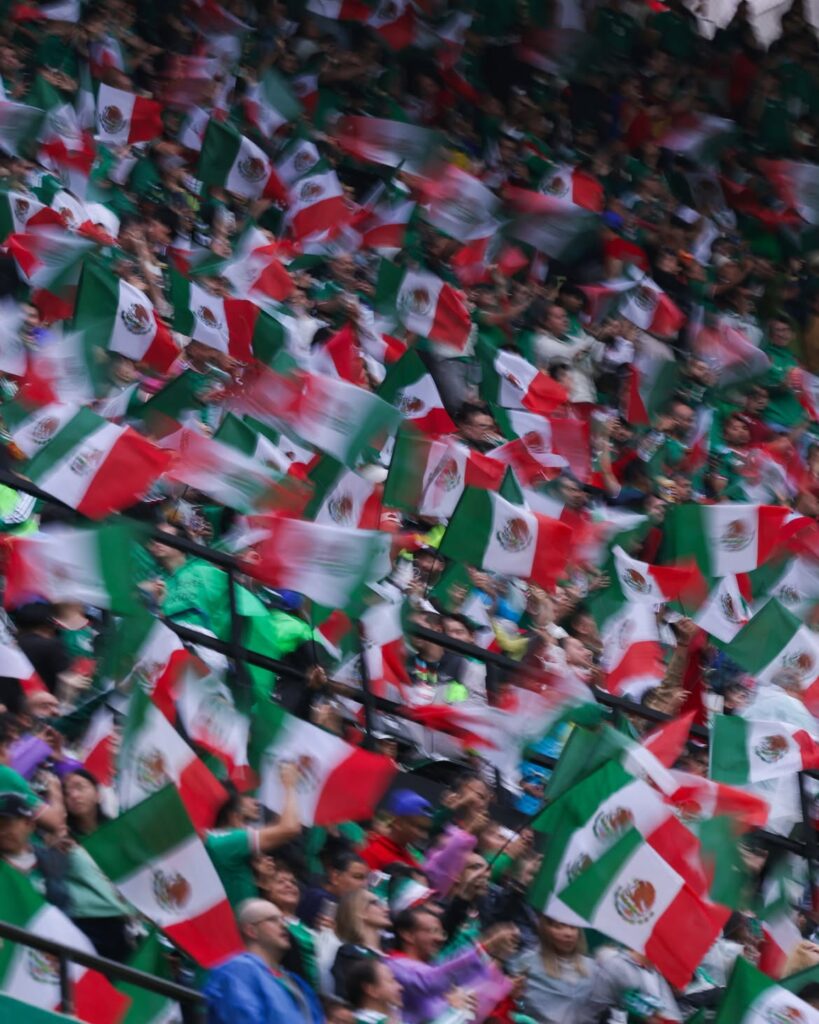 El estadio Azteca recibió a Ingleses y mexicanos de una forma única / Créditos: Instagram Selección mexicana.