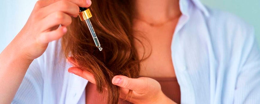 De acuerdo a tu tipo de cabello, deberás encontrar la fórmula adecuada para reducir el impacto del frizz.